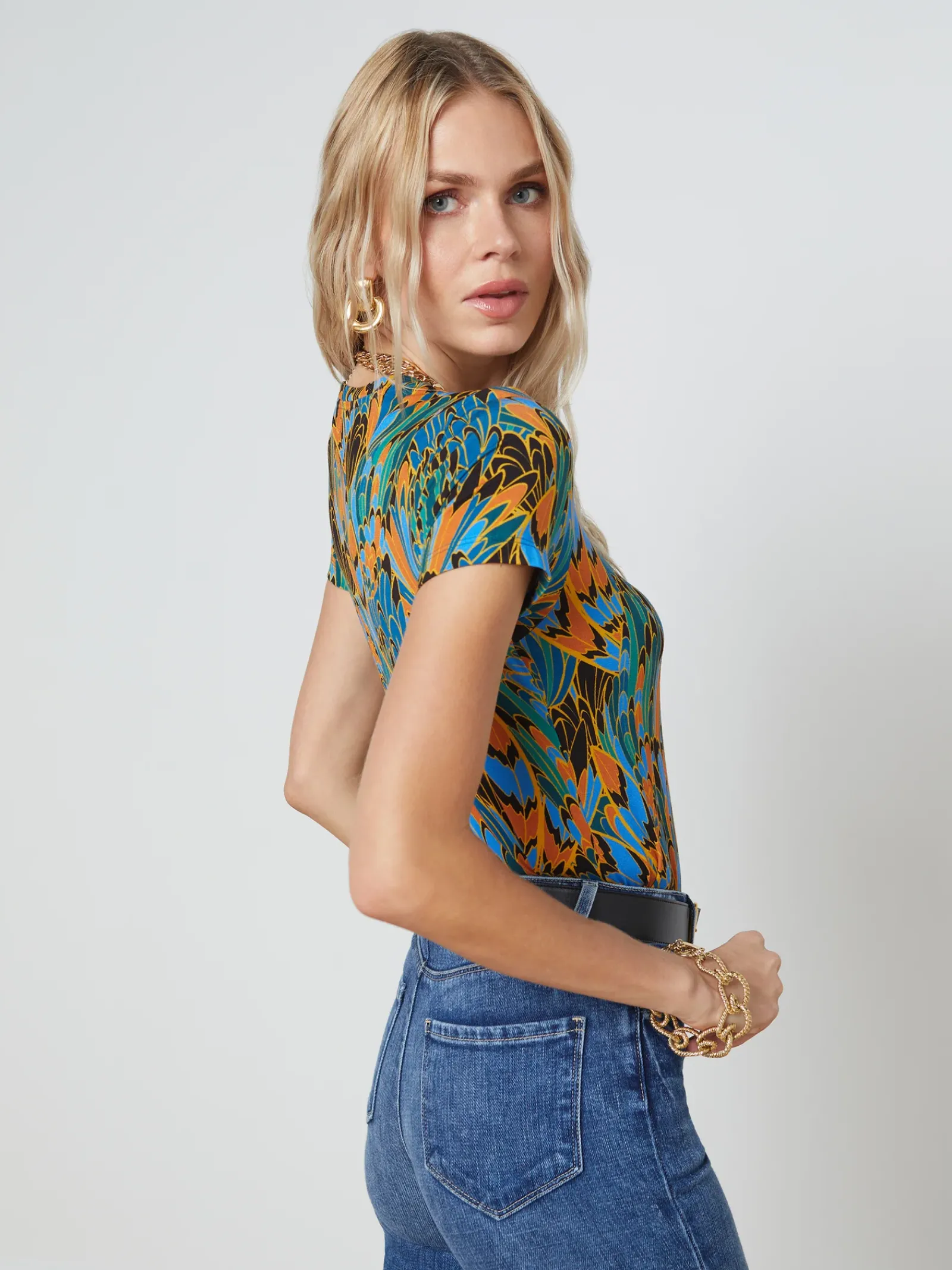 L'AGENCE Resort Collection|Print Edition|Ressi Fitted Tee Small Blue Multi Parrot Feather
