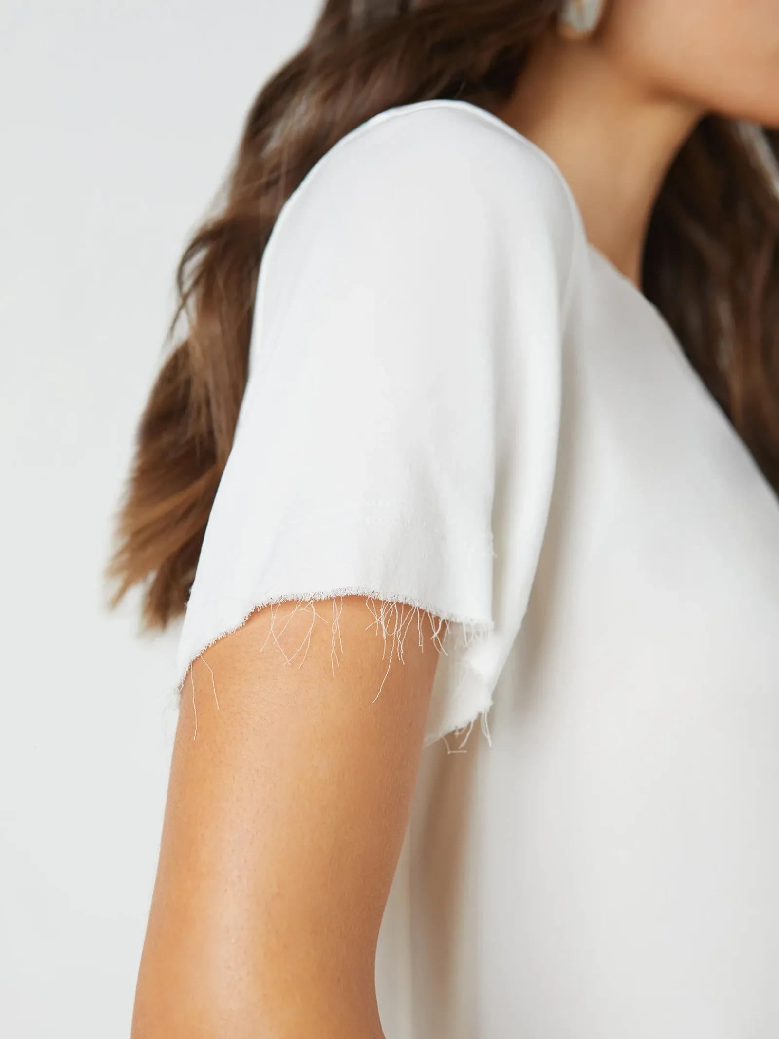 L'AGENCE Spring '24 Catalog|Spring Collection|Suzette Silk Raw-Hem Tee White